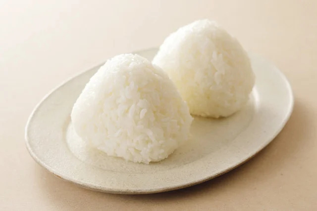 出田米の塩おにぎり｜冷やしたおにぎりでもおいしい