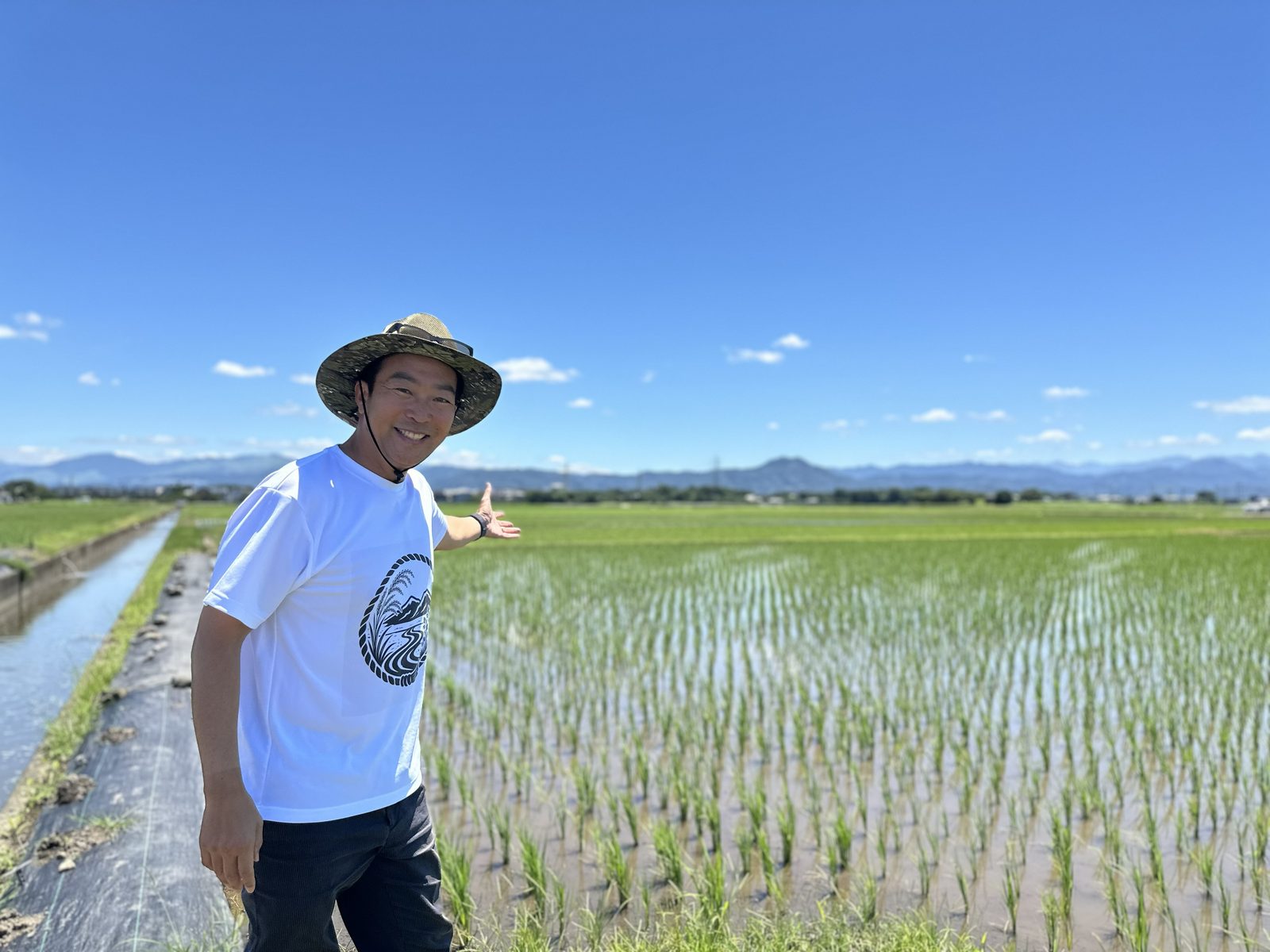 画図の田んぼを紹介する出田大樹