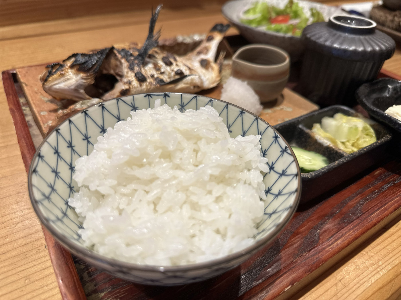 炊きたての出田米のごはんと焼き魚の食卓
